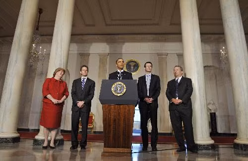 Tổng thống Mỹ Barack Obama (giữa) nói về vấn đề ngân sách quốc gia tại Washington, Mỹ ngày 1.2.2009 U.S. President Barack Obama (C) speaks on the 2011 budget at the Capitol Hill in Washington Feb. 1, 2010.(Xinhua/Zhang Jun)