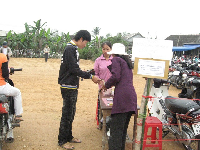 Ban tổ chức đã niêm yết vé xe máy là 2.000 đồng nhưng người thu giữ xe đã thu lên từ 3.000 – 5.000 đồng