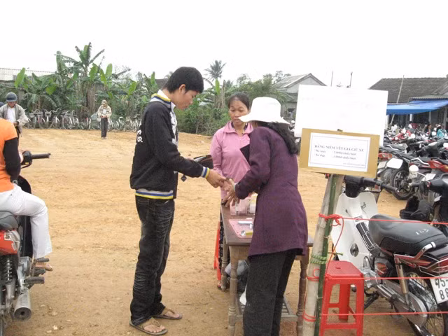 Ban tổ chức đã niêm yết vé xe máy là 2.000 đồng nhưng người thu giữ xe đã thu lên từ 3.000 – 5.000 đồng