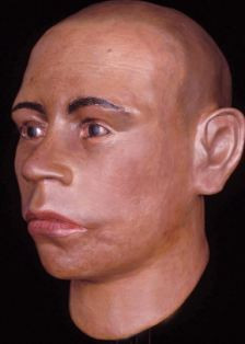 Trái: Một phần đồ trang trí trong ngôi mộ của vua Tut; Phải: Tái tạo gương mặt của vua Tut 3.jpg