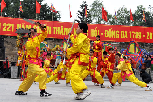 ...võ thuật , múa cờ.