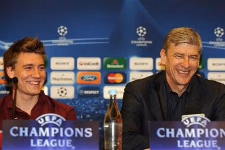 Nicklas Bendtner và HLV Wenger (phải) lạc quan trước chuyến làm khách tại “Hang rồng”