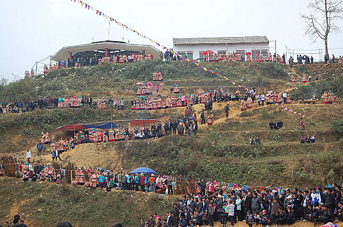 Sắc váy áo của người phụ nữ H’Mông đỏ rực một góc núi rừng