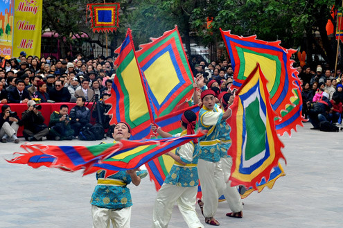 Tiết mục "Tinh thần trống trận Quang Trung" với các màn diễn múa cờ và... Tiết mục