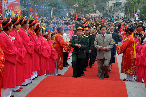 Các Đ/c lãnh đạo làm lễ dâng hương. Các lãnh đạo làm lễ dâng hương.