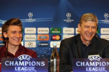Nicklas Bendtner và HLV Wenger (phải) lạc quan trước chuyến làm khách tại “Hang rồng” Nicklas Bendtner và HLV Wenger (phải) lạc quan trước chuyến làm khách tại “Hang rồng”