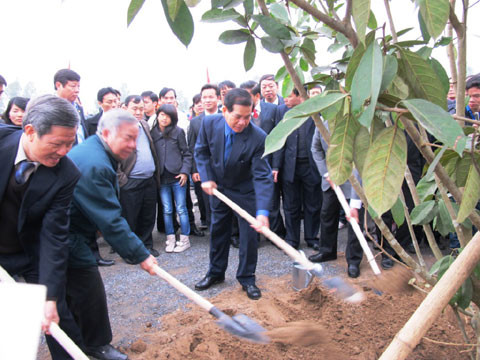 Chủ tịch nước Nguyễn Minh Triết tại lễ phát động Tết trồng cây Chủ tịch nước Nguyễn Minh Triết tại lễ phát động Tết trồng cây