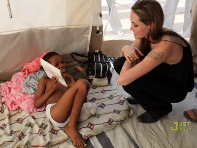 Angelina Jolie đến thăm và giúp đỡ Haiti