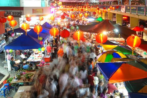 Overseas Chinese in Malaysia go shopping at temporary market in the Chinese Spring Festival holidays in Kota Kinabalu, Sabah State of east Malaysia, Feb. 12, 2010. (Xinhua Photo)