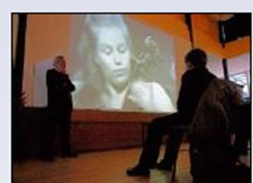 Phạt học sinh hư nghe nhạc Moza ảnh 3 Thầy hiệu trưởng Brian Walker đang giám sát buổi nghe nhạc