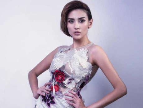 Siêu mẫu Võ Hoàng Yến khiến fan bất ngờ vì vòng eo bánh mì - Ảnh 3 Sieu mau Vo Hoang Yen khien fan bat ngo vi vong eo banh mi - Anh 3