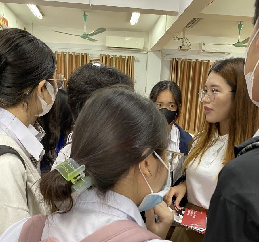 Kết thúc workshop, các bạn học sinh vẫn nán lại tìm hiểu thêm cùng cô Ngọc Anh về phương pháp Linearthinking. Kết thúc workshop, các bạn học sinh vẫn nán lại tìm hiểu thêm cùng cô Ngọc Anh về phương pháp Linearthinking.