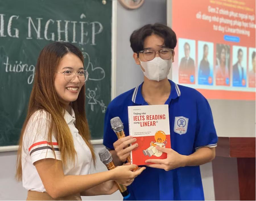 Cuốn sách “Thông não IELTS Reading cùng Linear” là phần quà DOL IELTS Đình Lực gửi tặng các bạn học sinh hăng hái phát biểu.