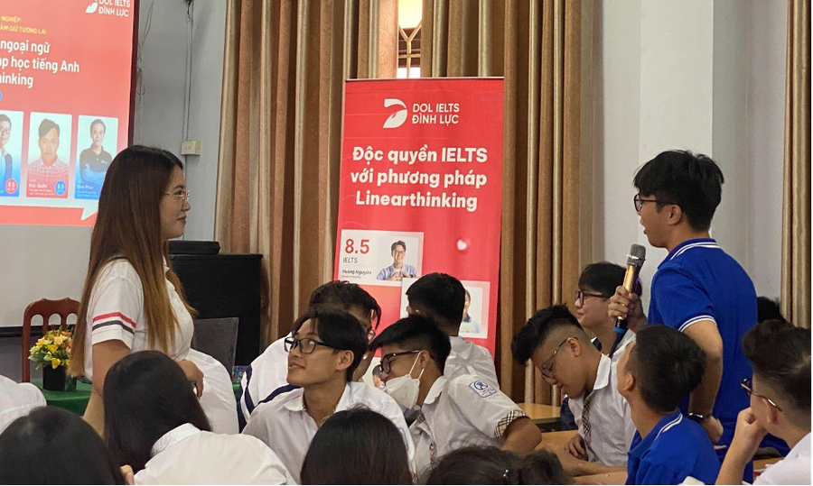 Các bạn học sinh hăng hái phát biểu Các bạn học sinh hăng hái phát biểu