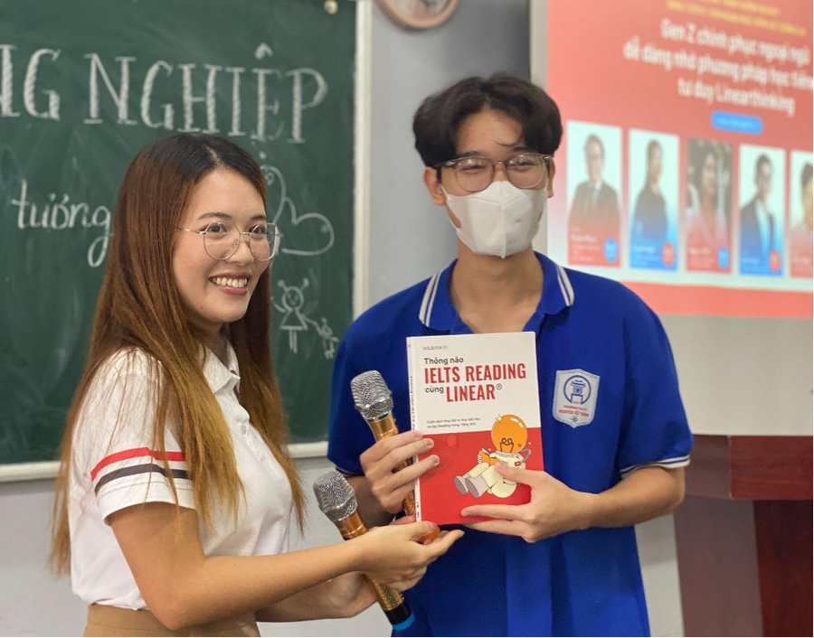 Cuốn sách “Thông não IELTS Reading cùng Linear” là phần quà DOL IELTS Đình Lực gửi tặng các bạn học sinh hăng hái phát biểu. Cuốn sách “Thông não IELTS Reading cùng Linear” là phần quà DOL IELTS Đình Lực gửi tặng các bạn học sinh hăng hái phát biểu.