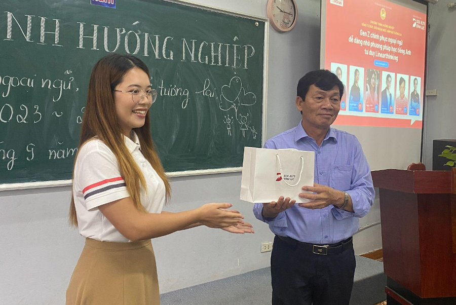 Cô Ngọc Anh đại diện DOL IELTS Đình Lực cùng đại diện BGH Trường THPT Nguyễn Tất Thành,Thanh Xuân. Cô Ngọc Anh đại diện DOL IELTS Đình Lực cùng đại diện BGH Trường THPT Nguyễn Tất Thành,Thanh Xuân.