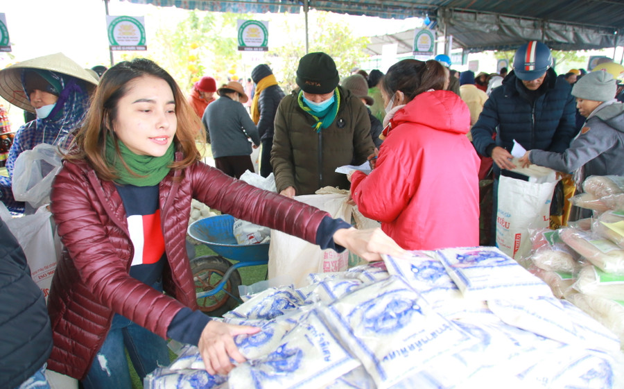 Phần lớn, những người đến phiên chợ 0 đồng lớn tuổi, sức khỏe yếu. Vì vậy, luôn có các thanh thiếu niên tự nguyện đến hỗ trợ trong quá trình đi chợ và khuân vác hàng.