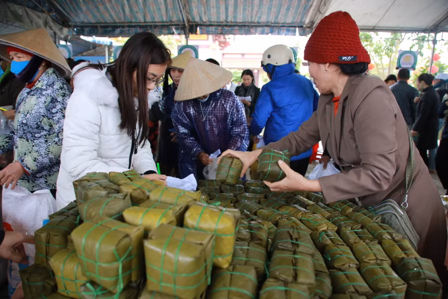 Bánh chưng được chuẩn bị để tặng cho người dân địa phương. Những chiếc bánh mang hương vị quê hương khiến mỗi người dân cảm thấy ấm áp.
