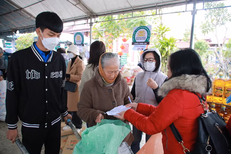 Các thanh niên có mặt tại phiên chợ 0 đồng để hỗ trợ các cụ cao tuổi nhận hàng hóa.