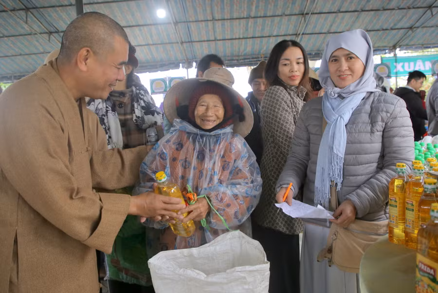 Đại đức Thích Nguyên Mãn – Trưởng ban Trị sự Giáo hội Phật giáo Việt Nam huyện Triệu Phong cho biết, vào dịp cuối năm, nhiều hộ dân trên địa bàn gặp khó khăn. Với mong muốn người khó khăn có Tết ấm, Giáo hội Phật giáo huyện Triệu Phong đã phát động tăng ni, phật tử trên địa bàn quyên góp được nhiều phần quà để dành tặng cho 250 hộ dân. “Mỗi hộ dân khi đến chợ 0 đồng, sẽ nhận được các phần quà với tổng trị giá 1,2 triệu đồng. Ngoài ra, phiên chợ còn dành 30 suất quà trao tận tay cho Hội Người mù huyện Triệu Phong”, Đại đức Thích Nguyên Mãn cho hay.