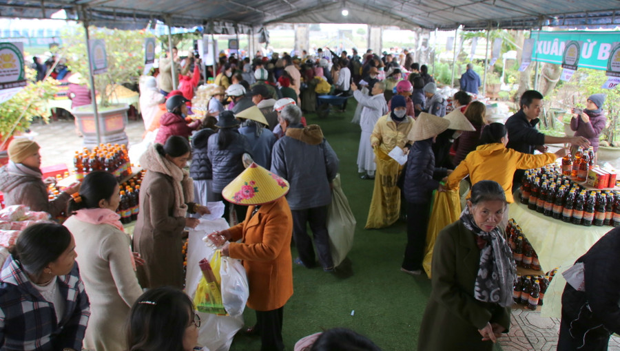 Các gian hàng tiếp theo, sẽ là các nhu yếu phẩm thiết thực như nếp, đường, sữa, trứng... Và ở gian hàng nào, người cho, người nhận đều nở nụ cười tươi.