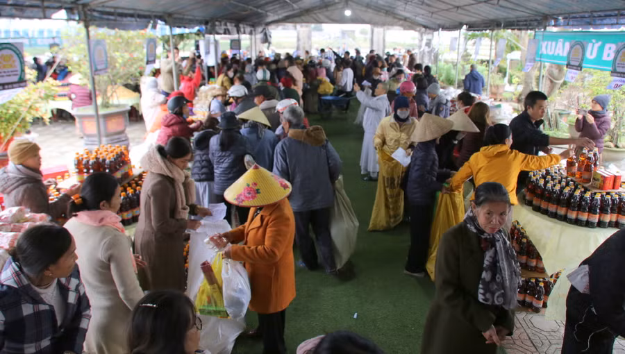 Các gian hàng tiếp theo, sẽ là các nhu yếu phẩm thiết thực như nếp, đường, sữa, trứng... Và ở gian hàng nào, người cho, người nhận đều nở nụ cười tươi.