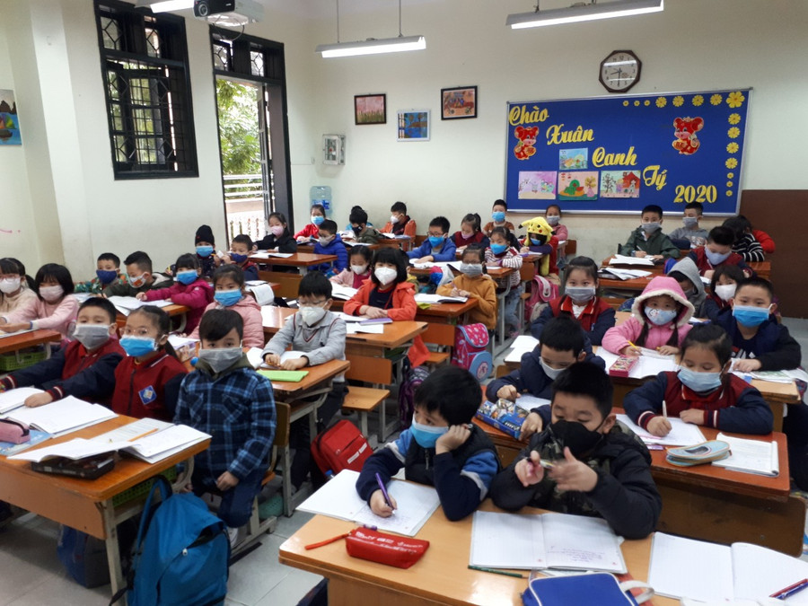 Ghi nhận tại trường tiểu học Phan Đình Giót (Thanh Xuân, Hà Nội) 100% học sinh và giáo viên thực hiện việc đeo khẩu trang trong trường.