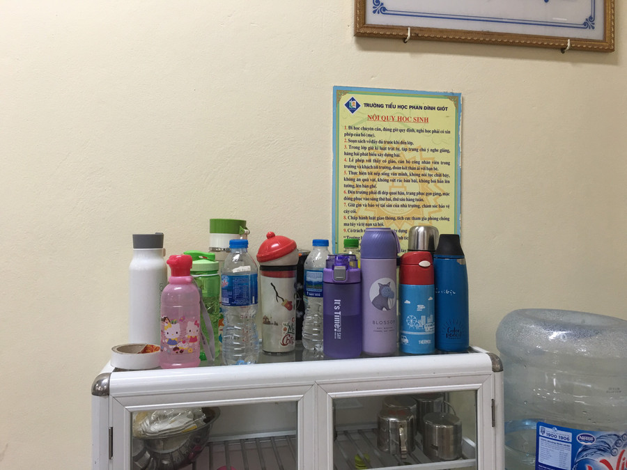 Đồng thời, nhà trường khuyến nghị học sinh mang chai nước cá nhân để sử dụng.