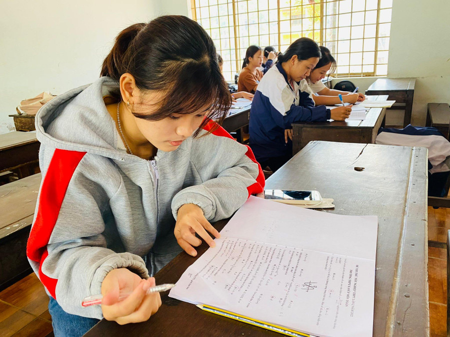 Học sinh huyện biên giới Ea Súp tập trung ôn tập chuẩn bị cho Kỳ thi tốt nghiệp THPT năm 2022 (ảnh tư liệu). Học sinh huyện biên giới Ea Súp tập trung ôn tập chuẩn bị cho Kỳ thi tốt nghiệp THPT năm 2022 (ảnh tư liệu).