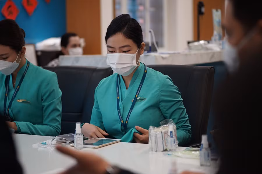 Tổ bay gồm 25 thành viên, trong đó có 5 phi công (3 cơ trưởng), 12 tiếp viên, 2 kỹ thuật, 4 nhân viên phục vụ mặt đất…