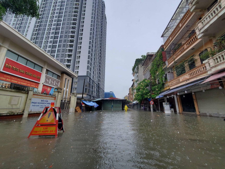 Tại khu vực chợ Nhà Xanh, nước ngập sâu từ sáng sớm hôm nay.
