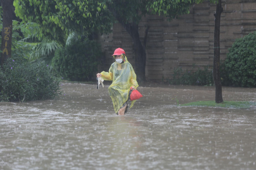 Nhiều người đã lựa chọn gửi xe máy để lội nước vào chỗ làm.