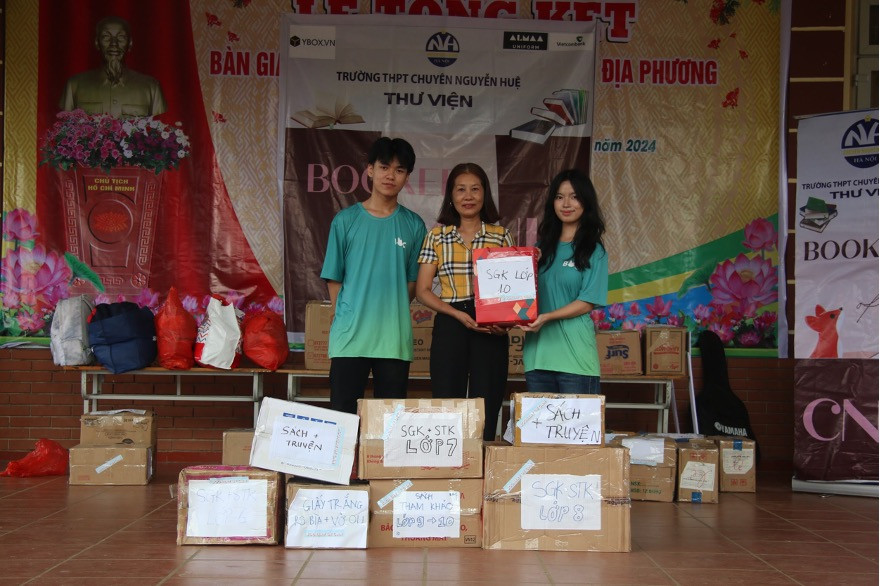 “Trong sự kiện lần này, với sự kết nối từ câu lạc bộ sách Trường chuyên Nguyễn Huệ, nhà trường vinh dự được đón nhận tấm lòng vàng từ tình cảm đặc biệt của đoàn thiện nguyện bằng những món quà ý nghĩa. Đây cũng là nguồn động viên rất lớn đến thầy và trò nhà trường, đồng thời củng cố niềm tin, khích lệ, nuôi dưỡng ước mơ, hoài bão của các em học sinh trong nhà trường”, cô Khà Thị Đào - Phó Hiệu Trưởng điểm trường chia sẻ.