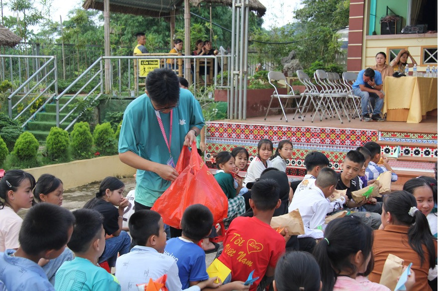 Ở chặng hai mở đầu chương trình trao quà thiện nguyện, bạn Nguyễn Bảo Châu (học sinh trường THPT Chuyên Nguyễn Huệ) chia sẻ: “Những cuốn sách tưởng chừng đã cũ vẫn có thể nhìn theo chiều hướng khác...