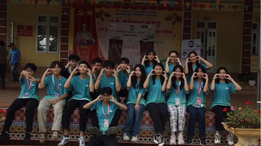 BOOKERY OF CNH là câu lạc bộ sách đầu tiên và duy nhất của trường THPT Chuyên Nguyễn Huệ, được thành lập vào tháng 11/2022 với mục đích tạo ra một môi trường hoạt động lành mạnh cho cộng đồng học sinh THPT có niềm yêu thích với sách.