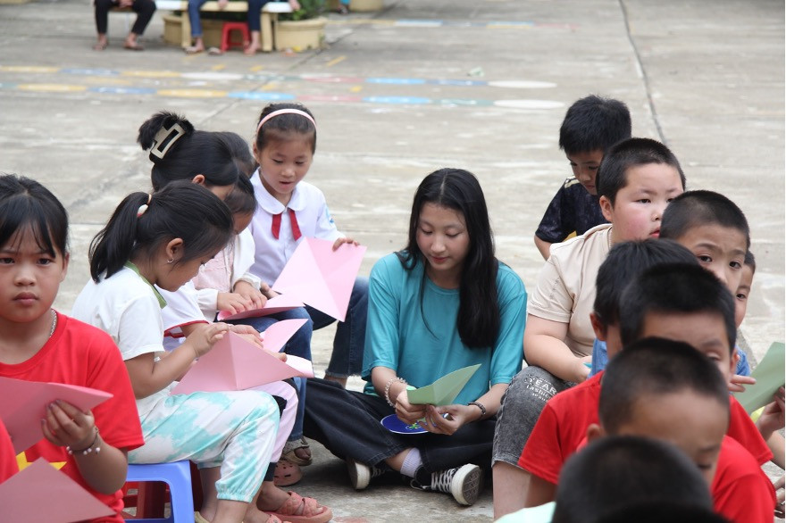 ...tuy cũ với mình nhưng lại là mới đối với các em. Thay vì vứt đi, ta có thể trao gửi những cuốn sách ấy đến với những người có hoàn cảnh khó khăn như một món quà đầy yêu thương”.