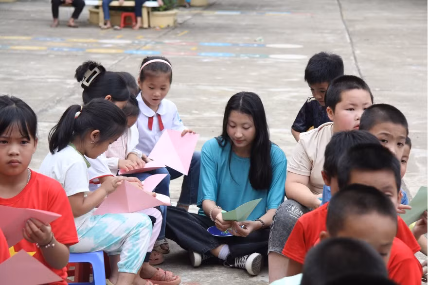 ...tuy cũ với mình nhưng lại là mới đối với các em. Thay vì vứt đi, ta có thể trao gửi những cuốn sách ấy đến với những người có hoàn cảnh khó khăn như một món quà đầy yêu thương”.
