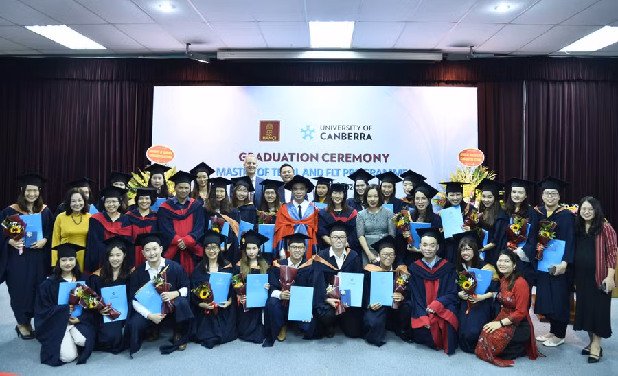 Các tân thạc sĩ và quan khách đến từ Đại sứ quán Australia và ĐH Hà Nội