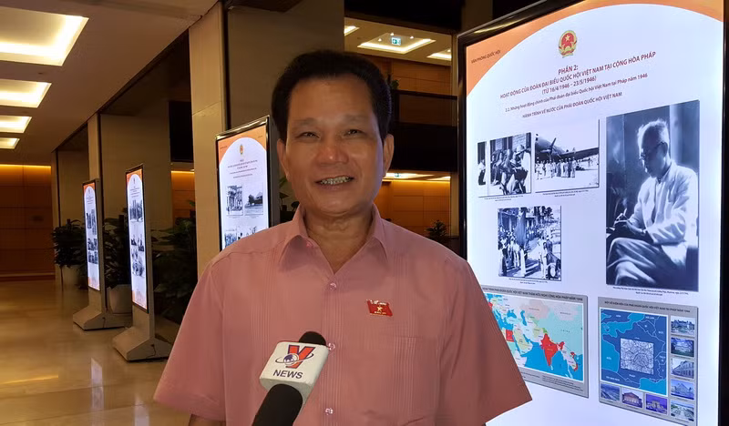 Đại biểu Bùi Sỹ Lợi trao đổi với báo chí bên lề Quốc hội