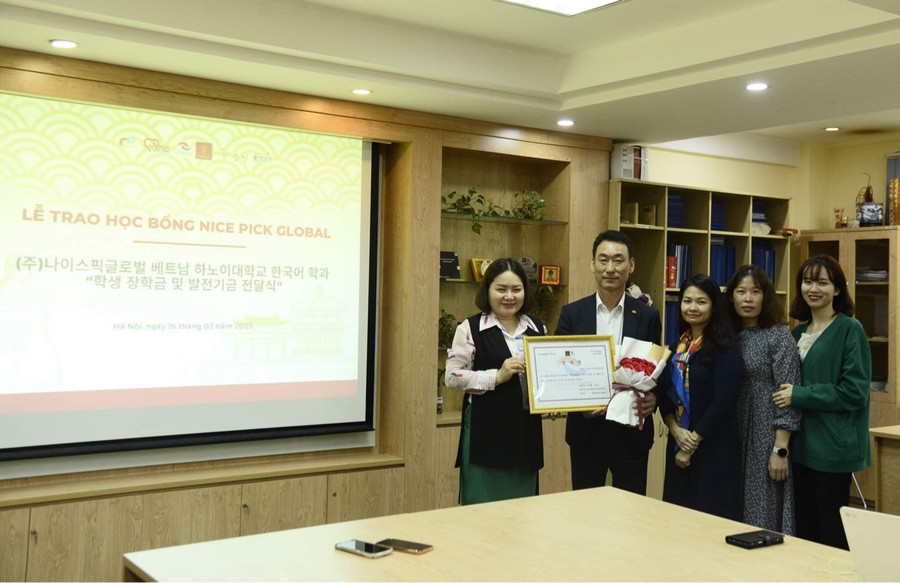 Khoa tiếng Hàn Quốc (Trường ĐH Hà Nội) đã ký kết hợp tác với Công ty Nice Pick Global (Hàn Quốc) về việc quyết định trao học bổng và quỹ hỗ trợ phát triển cho khoa tiếng Hàn Quốc.