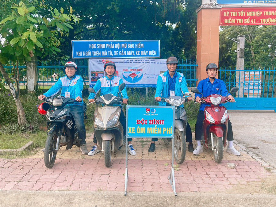 Đội hình xe ôm tình nguyện tại Gia Lai sẵn sàng hỗ trợ thí sinh.