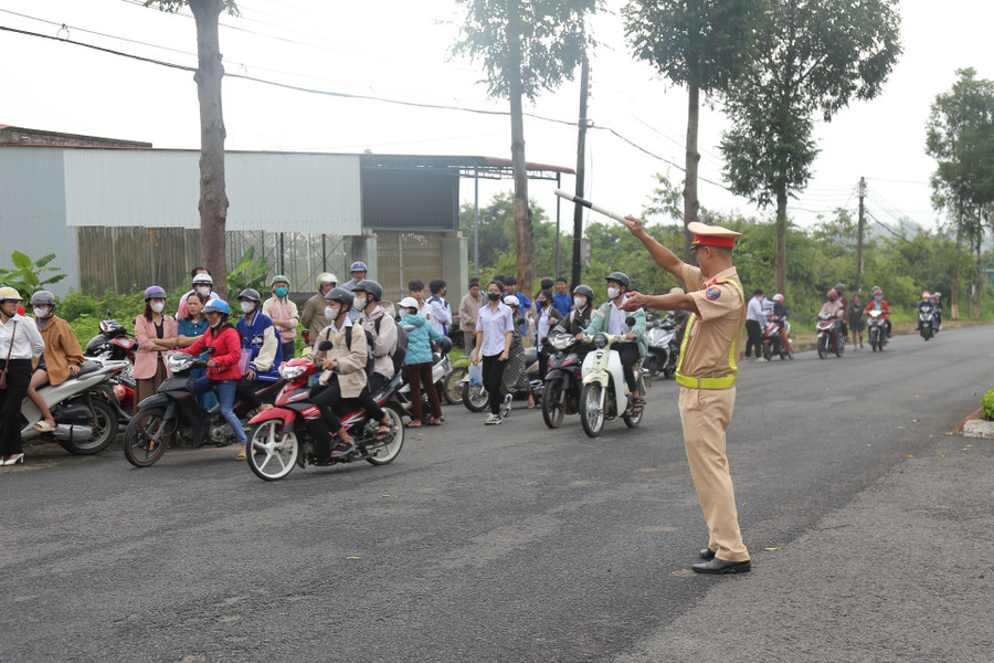 Lực lượng CSGT điều tiết giao thông, đảm bảo an toàn cho kỳ thi.