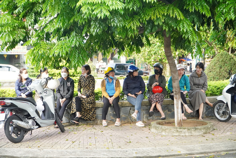 Phụ huynh ngồi đợi con hoàn thành bài thi tổ hợp. Phụ huynh ngồi đợi con hoàn thành bài thi tổ hợp.