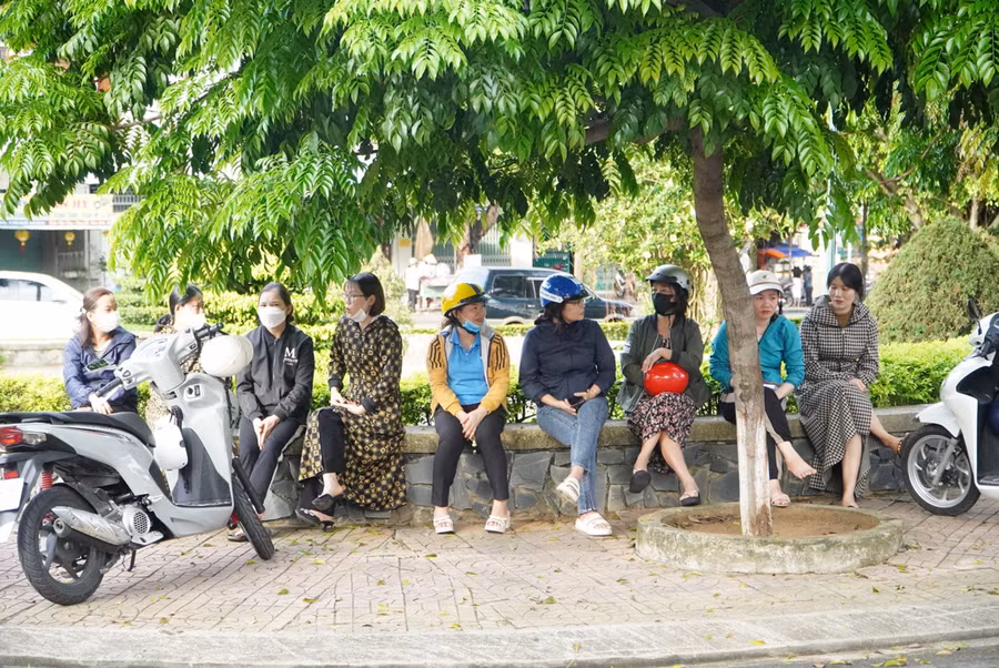 Phụ huynh ngồi đợi con hoàn thành bài thi tổ hợp.