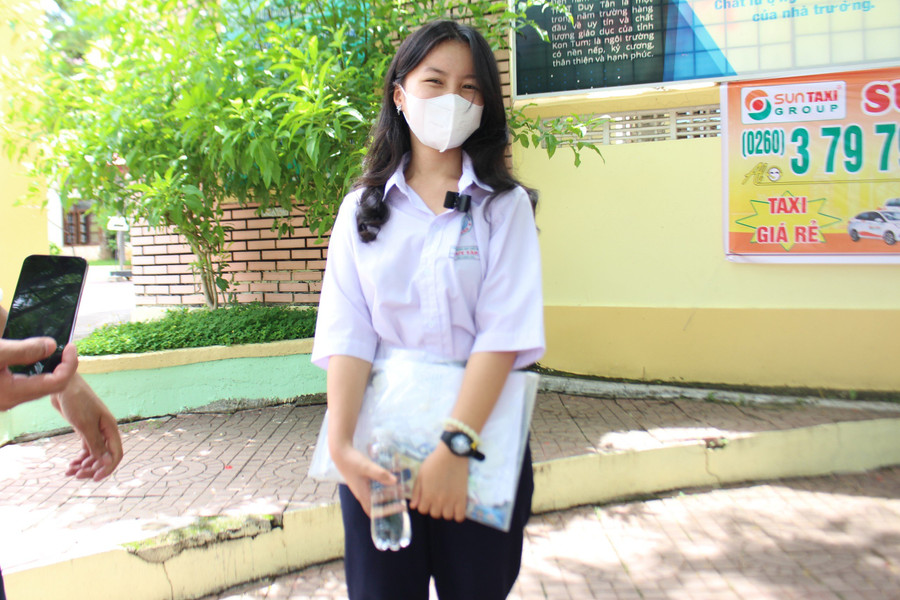 Em Bùi Thanh Trúc tự tin bước vào bài thi Ngoại ngữ. Em Bùi Thanh Trúc tự tin bước vào bài thi Ngoại ngữ.