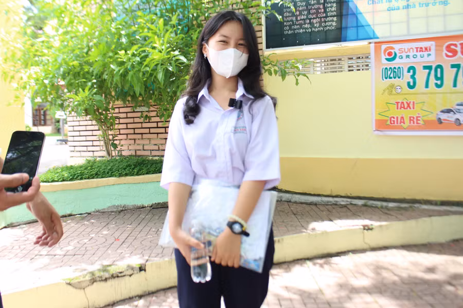 Em Bùi Thanh Trúc tự tin bước vào bài thi Ngoại ngữ.