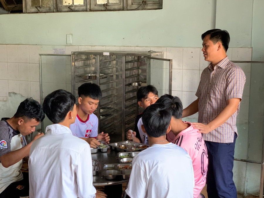 Anh Hà Quốc Mạnh, Bí thư Huyện đoàn Đăk Hà (Kon Tum) quan tâm, lo lắng từng bữa ăn của các sĩ tử.