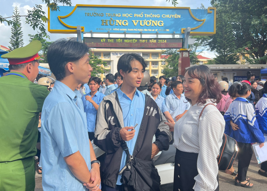 Phụ huynh chúc mừng sĩ tử đã hoàn thành tốt kỳ thi quan trọng của đời học sinh.