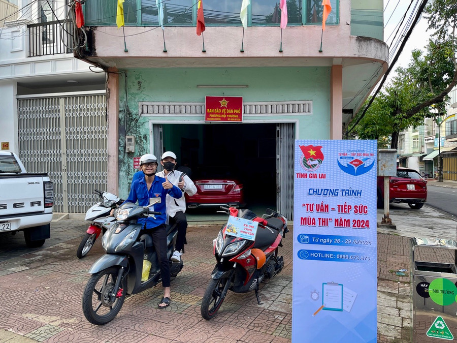 Đội hình xe ôm tình nguyện luôn túc trực, sẵn sàng hỗ trợ thí sinh. Đội hình xe ôm tình nguyện luôn túc trực, sẵn sàng hỗ trợ thí sinh.