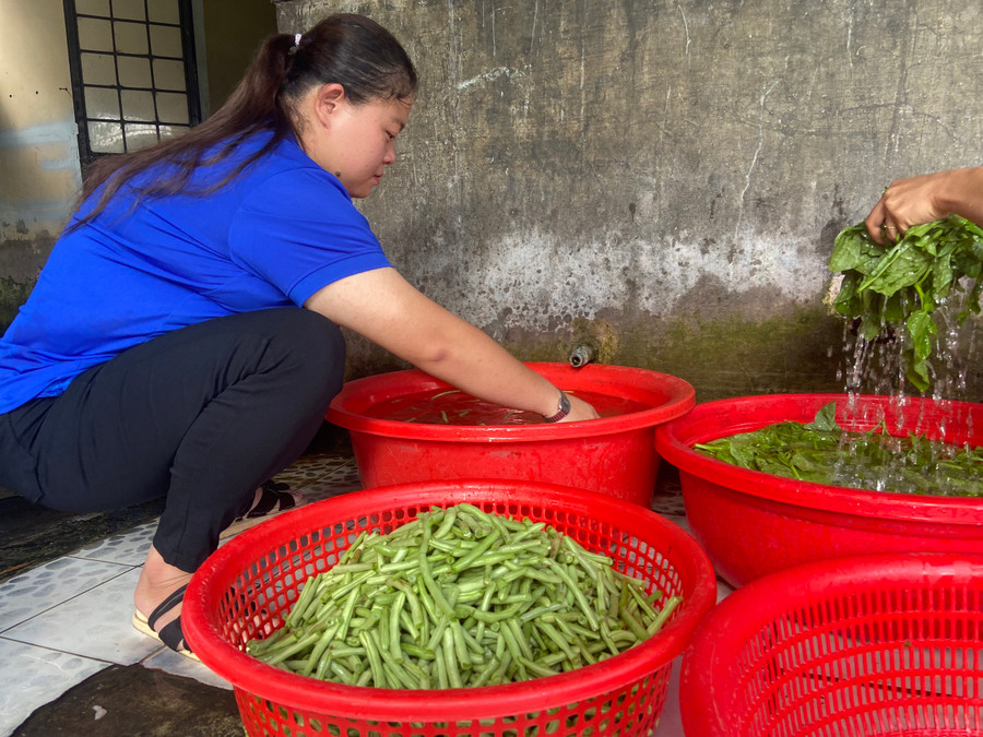 Anh A Duy Khánh, Bí thư Huyện đoàn Đăk Glei cho biết, từ 5h sáng các tình nguyện viên đã tập trung tại Trường PTDT nội trú huyện để nhặt rau, rửa thịt và nấu bữa ăn sáng cho thí sinh. Sau khi thí sinh đi thi, tình nguyện viên sẽ tiếp tục triển khai chuẩn bị thực phẩm cho buổi trưa và tối. Dù công việc khá vất vả tuy nhiên các bạn tình nguyện viên luôn cố gắng để thí sinh có bữa ăn no đủ, an toàn giúp thí sinh yên tâm hoàn thành tốt kỳ thi.